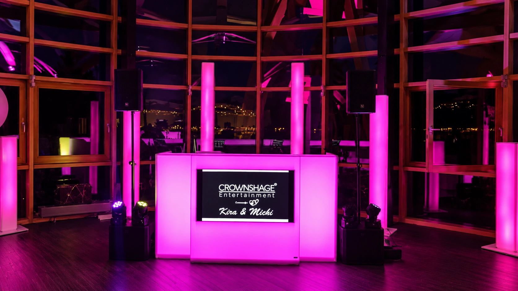 Beleuchtetes DJ-Pult mit Ton- und Lichttechnik im Expowal